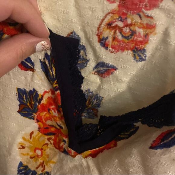 Skies are Blue Floral Peasant Top w/ Lace Detail Women's Size Small Rayon - Picture 4 of 7